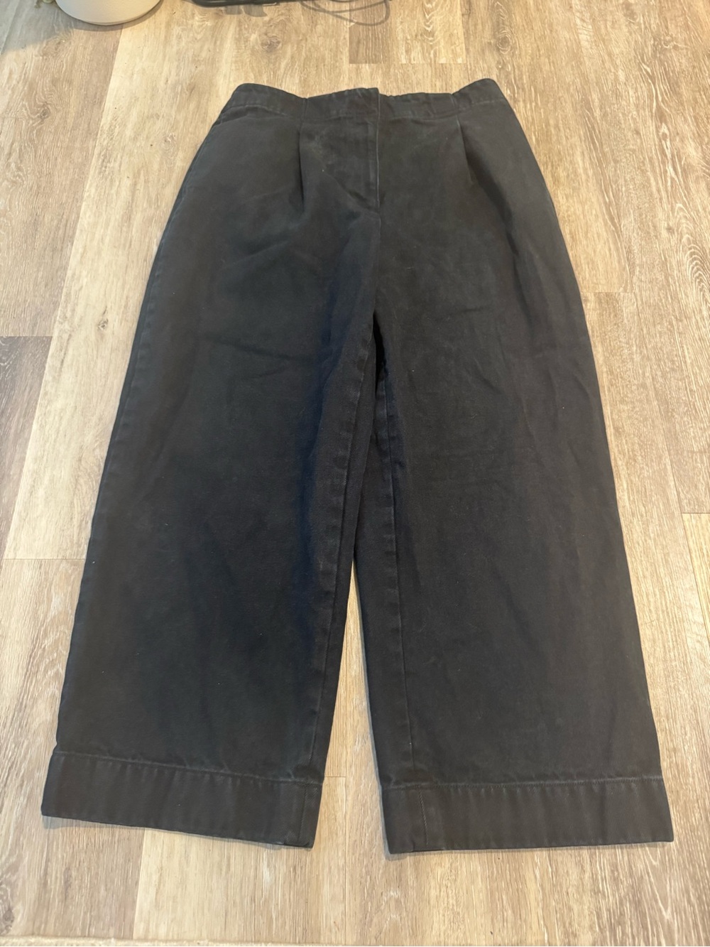 Club Monaco black wide-leg cropped trousers w/ front pleats &thick bottom hem